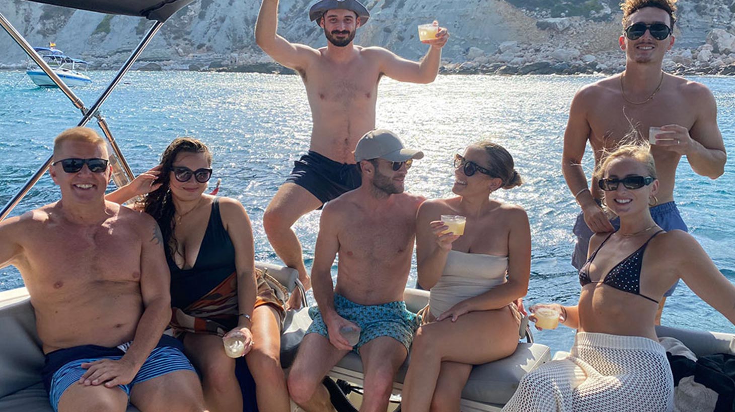 Barco de Alquiler Canalla con un grupo de amigos